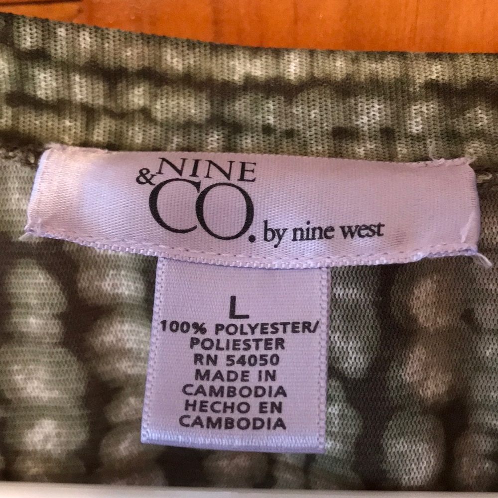 Nine & Co Large lightweight top with tie back. - Picture 2 of 5